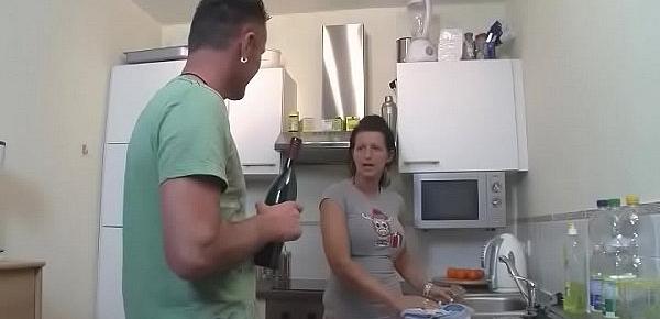  Hot Milf sucks and fucks in kitchen - Geile Milf fickt ihren Freund
